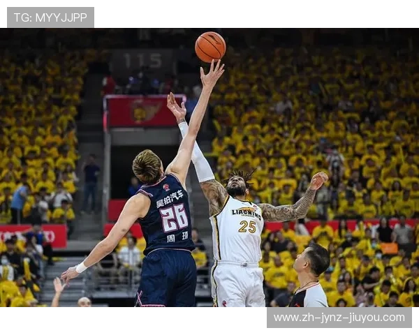 哪些CBA球队主场设有中央悬浮大屏幕？